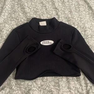  “NotFear” Black crop long top - [H&M] ❤️ Helt ny, aldrig använd🤩 Jättesnygg🔥 XS/160-180A