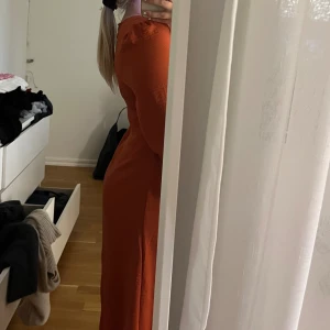 långklänning - långklänning i lite röd/orange färg, vödligt fin färg då man ser vödligt brun ut på sommaren i den💜finns ett skärp med så man kan forma klänningen hur man vill