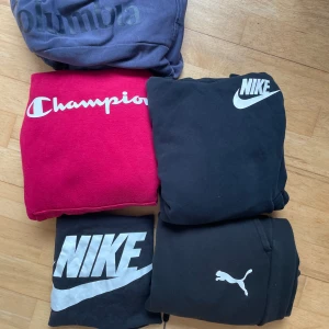Märkes kläder - Nike hoodie, Champions hoodie, Colombia hoodie, panter byxor och Nike linne.  Perfekt till dig med ett barn som vill vara coolast men ändå bekväm!  Storlek på hoodies: S- M Storlek byxor: S Storlek linne: S En hel garderob för endast 500kr