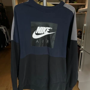 Nike vintage sweater - Köpt 2018 från footlocker, väldigt sparsamt använd, liten defekt på ärmen. pris kan diskuteras 