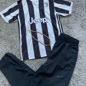 Skön sommar bundle  - Ännu en skön bundle för riktigt bra pris 249 kr för allting! Lågt pris beror på skicket på plaggen, t-shirten och guld länken har mycket kvar att ge medans Nike drifit byxorna har ett lagrat hål som ni kan se på bild 3!Vid minsta fundering hör av er✔️