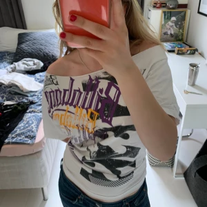 Snygg T-shirt! - Snygg T-shirt som jag klippt kragen av för att jag sett andra göra det o ville ha dem coolare! Bra skick i övrigt, skriv för fler bilder😻 Den andra t-shirten finns på min sida!