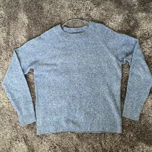 Jättefin blå stickad tröja från Vero Moda. Mycket bra skick, använd 1 gång💕Skriv gärna om du har frågor❣️