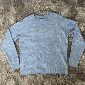 Stickad blå tröja - Jättefin blå stickad tröja från Vero Moda. Mycket bra skick, använd 1 gång💕Skriv gärna om du har frågor❣️