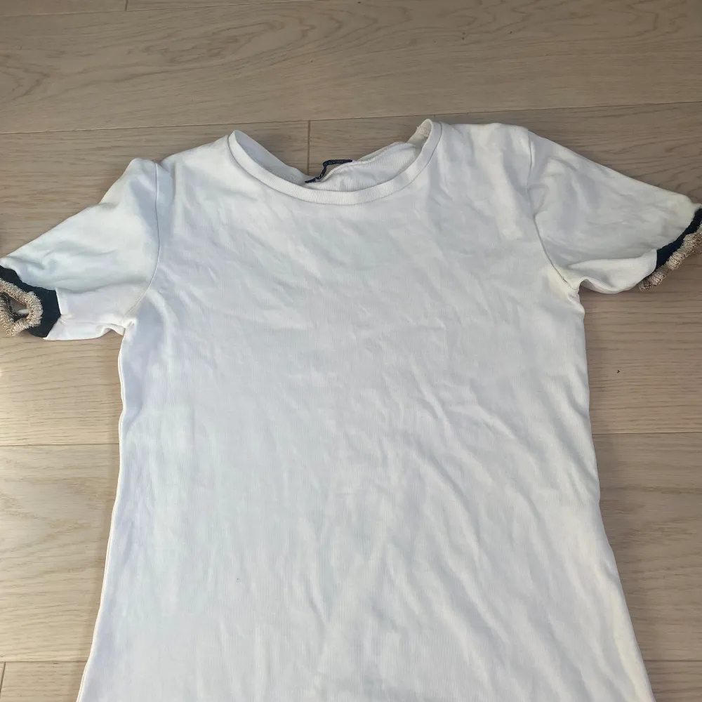 Väldigt fin zara t shirt med lite detaljer. Väldigt osäker om jag vill sälja denna men jag säljer den om det är ett bra pris. Använt  några gånger men är i bra skick. Köpt förra året från zara. Lite skrynklig på bilden men de är bara att stryka.💗💗. T-shirts.