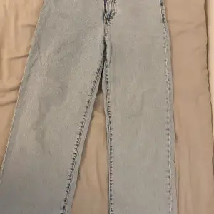 Ett par blåa gråa mjuka jeans. Köptes ifrån Lindex för ett tag sen men aldrig använt dem. Dem är högmidjade för tjejer som gillar det och är väldigt mycket i kvalitet. Eftersom det är du som passar in perfekt sommar och höst🫶🏼