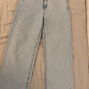 Jeans  - Ett par blåa gråa mjuka jeans. Köptes ifrån Lindex för ett tag sen men aldrig använt dem. Dem är högmidjade för tjejer som gillar det och är väldigt mycket i kvalitet. Eftersom det är du som passar in perfekt sommar och höst🫶🏼