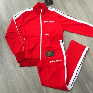 Svart / röd  - Båda är nya och har bara använt en eller två ggr så dem är nästan nya   För båda tar jag 3999 men för en 1999