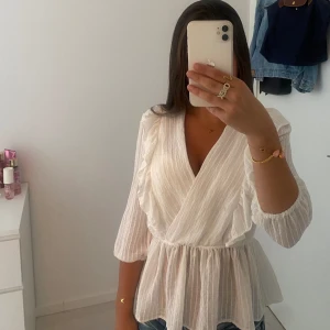 Vit blus - Säljer denna fina blus från Only som är använd fåtal gånger, storlek XS men passar även S, skriv för fler bilder eller om intresserad💕
