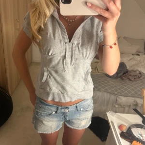 Kortärmad hoodie - Säljer denna sjukt snygga kortärmade hoodie