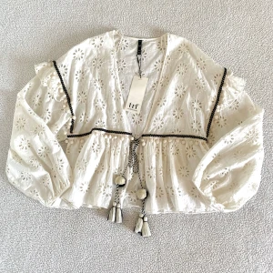 ZARA hålbroderad blus med tassels och pompoms  - Otroligt vacker blus med tassels och pompoms från ZARA Trafaluc. Ny med tags kvar, utan anmärkningar. 