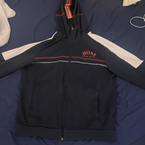 Hugo Boss hoddie  - Otroligt skön tröja, känns bra, passar bra. Storleken är L men passar som M/S. Priset är inte hugget i sten. 