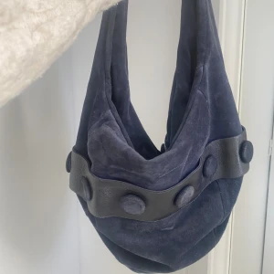 Hobo väska - Säljer nu denna SJUKT snygga hobo väska som jag tyvärr inte får någon använding av!