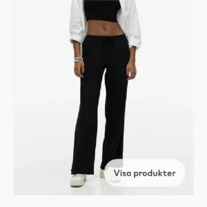 Svarta linnebyxor - Svarta linnebyxor från hm , helt oanvända bara testade, säljer då dom är för korta på mig, skriv för fler bilder🩷