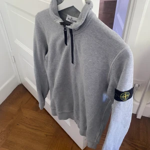 Stone Island Quarter Zip - Nypris: Ca 2200 kr Mycket bra skick! Storlek: 156 (passar XS-S)