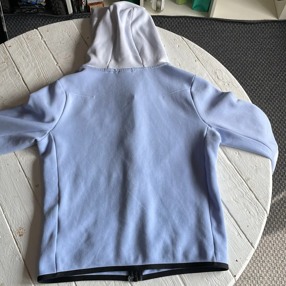 Jag säljer denna baby blue tech fleece för den är för liten för mig. Köpte den för ca 1 år och är 7.5/10 skick. Nypriset är 950kr. Hoodies.