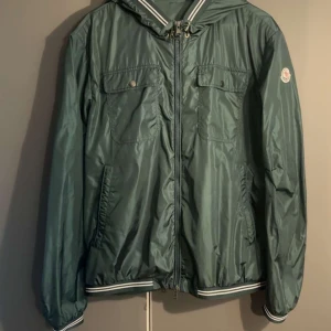 Moncler Jeanclaude  - Moncler Jeanclaude Storlek 5 fits 3/4 Skick 9/10 Inget og Pris:3000