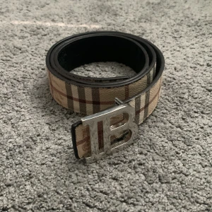 Burberry bälte 115cm - Bälte från Burberry 115cm Båda sidorna kan användas