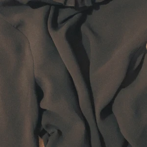 Blus - Storlek S passar också storlek xs  jag tror den är från Stockholm studio  använd 2 ggr säljer den för 200kr