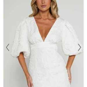 Superfin oanvänd klänning från Showpo💞 - Helt nyskick från Showpo, köpte till studenten men valde en annan tillslut. Köpte för 690kr säljer för 550kr.