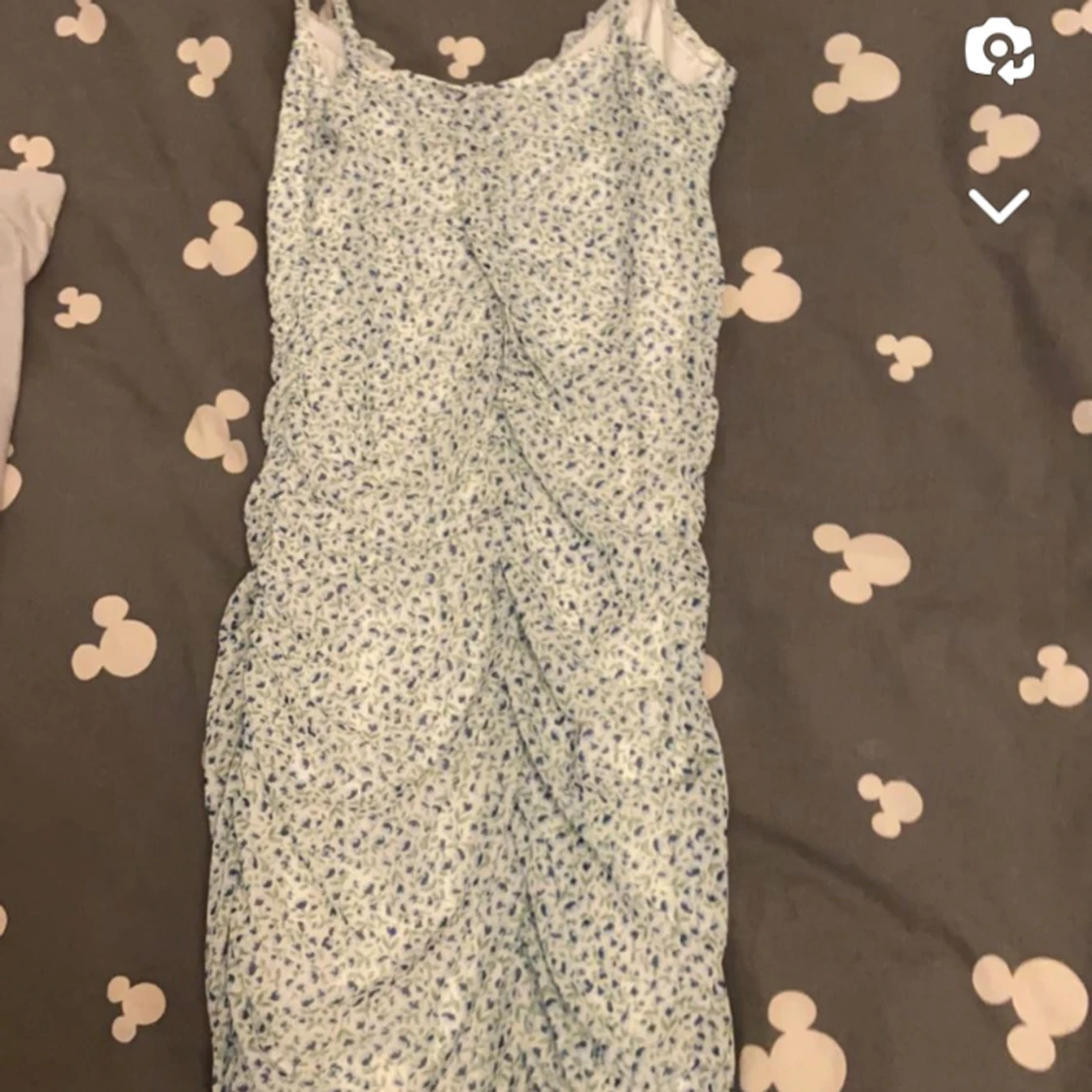 Tight vit klänning med gröna blommor