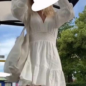 Vit klänning - Säljer min jättesöta klänning från zara som endast är använd ett fåtal gånger och är darför i mycket bra skick💓perfekt till sommaren, kontakta mig för mer info☺️