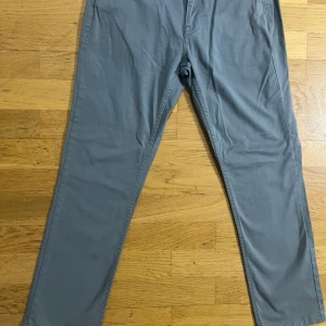 Calvin Klein Jeans - Calvin Klein Jeans/ chinos, jätte bra shick har bara använts ett par gånger. Köptes för 1200kr för ett par veckor sedan.