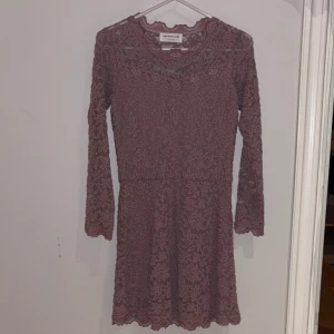 Fin spetsklänning - Fin spetsklänning i mycket fint skick, använd endast ett fåtal gånger. 