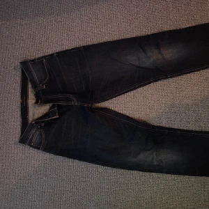 Nudie jeans - Säljer dessa Nudie jeans i storlek 28W L30, snygg färg och de har en regular/ slim passform, skicket är mycket bra vid frågor 
