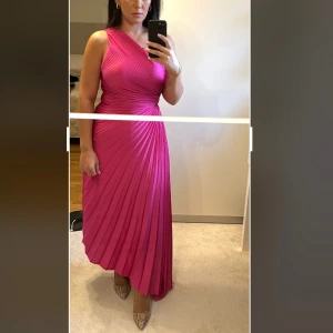 Elegant klänning  - Storlek: M Stad: Södertälje  Pris: 500kr  Används en gång.