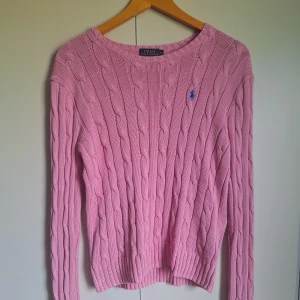 Rosa Ralph Lauren tröja 🩷 - Inga defekter eller liknande, en super mysig och fin tröja som passar perfekt till svalare sommarkvällar🩷🩷