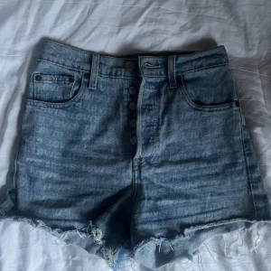 Levi’s shorts - Använd några gånger  Högmidja