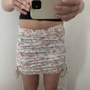 Fin kjol från Gina tricot. Aldrig använd endast testad. Somrig 