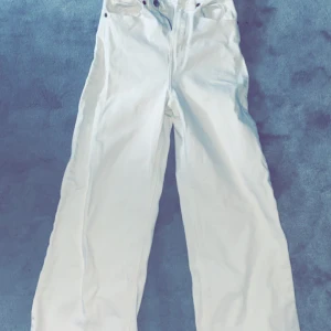 Jeans  - Vita jeans, passar int mig längre därför har jag valt att sälja dom 