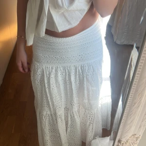 Långkjol - As snygg vit Långkjol med broderier!! Från zara😍