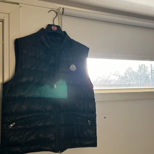 Moncler gui väst - Säljer min fräscha moncler gui väst Färg:Navy ortroligt snygg färg  Cond 9/10 Nästan aldrig använd  Storlek 3  Inga skador  Pma mig för mer info och bilder TAR ÄVEN EMOT BYTEN 