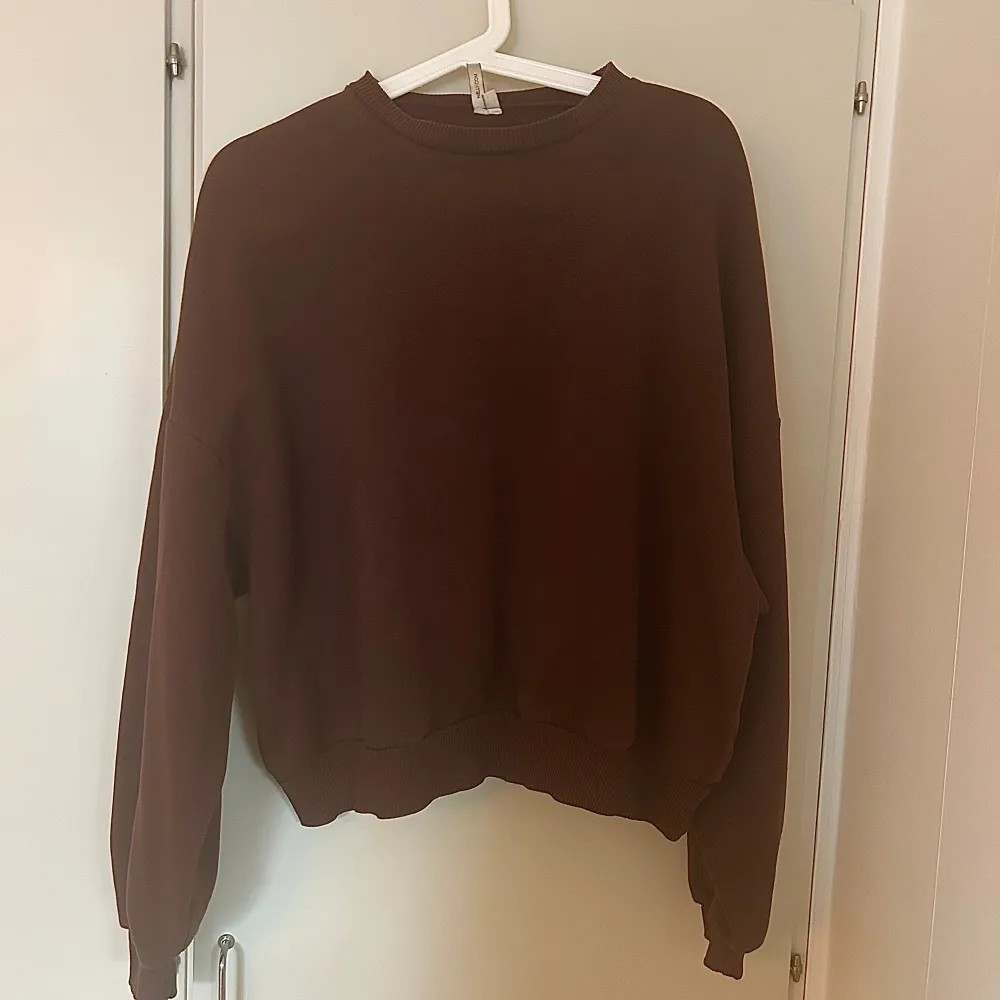 En brun sweatshirt som är tjock och lite oversized. Rekommenderas att användas på hösten/vintern eller en sommarkväll. Har används några gånger men är i gott skick.. Tröjor & Koftor.
