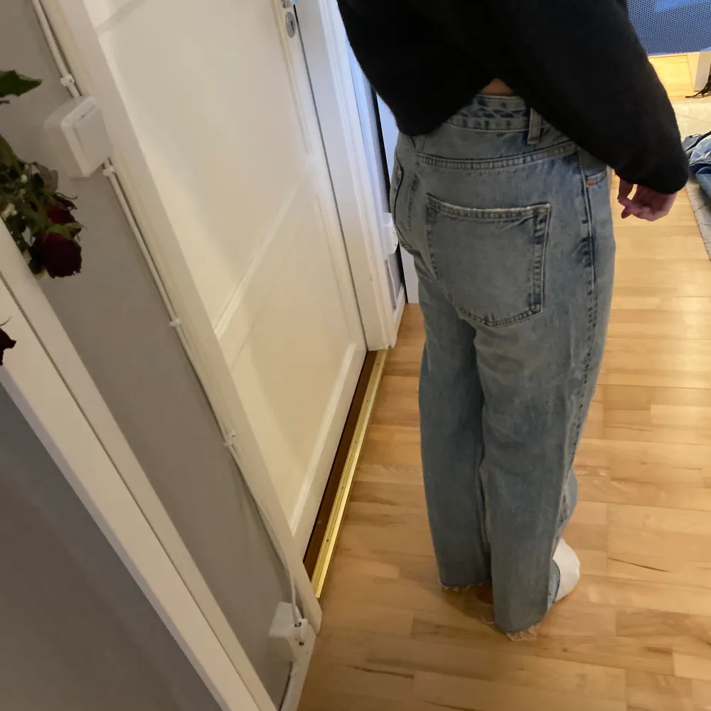 Säljer dessa jeans från Pull&Bear som knappt är använda.. Jeans & Byxor.