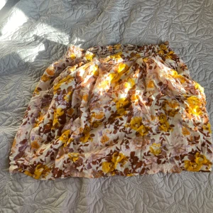 Kjol - Jättesöt kjol köpt på hm. Jättefint skick med fickor på sidorna. Pm vid frågor. Pris kan diskuteras 🩷