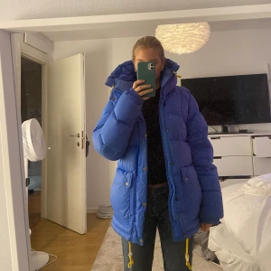 Fjällräven jacka  - Ljus blå fjällräven jacka i herr xs, motsvarar ungefär s i dam modellen. Den är använd men ändå i fint skick. Färgen är lite ljusare än vad som är på bilderna, skriv för mer frågor/bilder💕 Nypris 6000kr