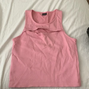 Rosa topp  - Ribbad rosa topp från GinaTricot 