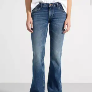 Säljer dessa jeans eftersom de har blivit för små för mig. De är från Lindex och passar s/34, de har också stretchigt material💘. Skriv till mig om du har fler frågor! Tryck gärna på köp nu!! 