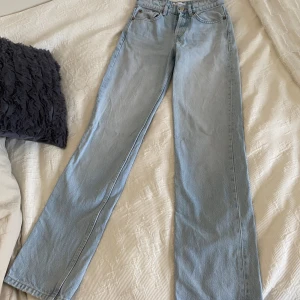 Ljusblåa jeans  - Använts fåtal gånger. Jag är 158 cm och dem är för långa för mig. Frakt tillkommer 