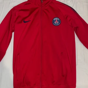 Psg kofta - Säljer min Psg Kofta då den inte passar mig samt är mera utav ett Barca fan Numera😁Pris kan diskuteras vid snabb affär!