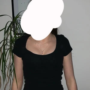 Svart u-ringad tröja - Svart u-ringad tröja från lager 157