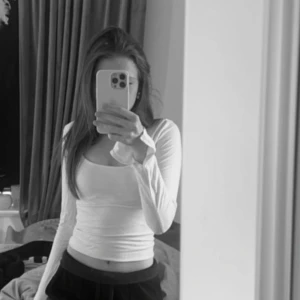 Jersey top - säljer denna tröjan från ginatricot för jag aldirg använder den, köpte för typ 1 år sen o använde den lite i början men kommat aldirg t användning längre, den är i bra skick.