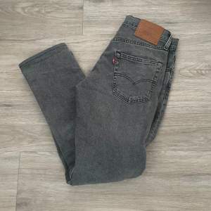 Slim fit jeans från Levis 502. Storleken är 28/32, skicket är som nytt och inga defekter finns! Tveka inte på frågor!