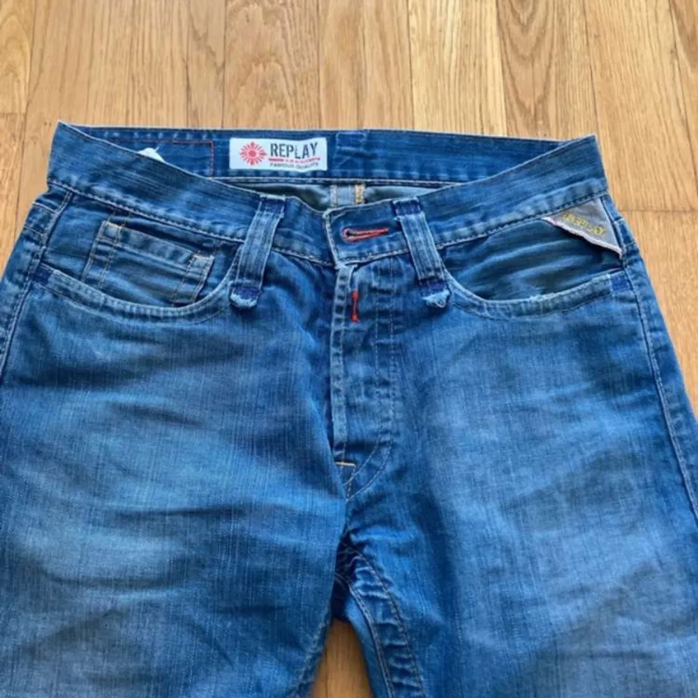 Säljer nu mina jeans de är i strl 29/32 och är straight fit modell. Skriv bara om ni har några funderingar . Jeans & Byxor.