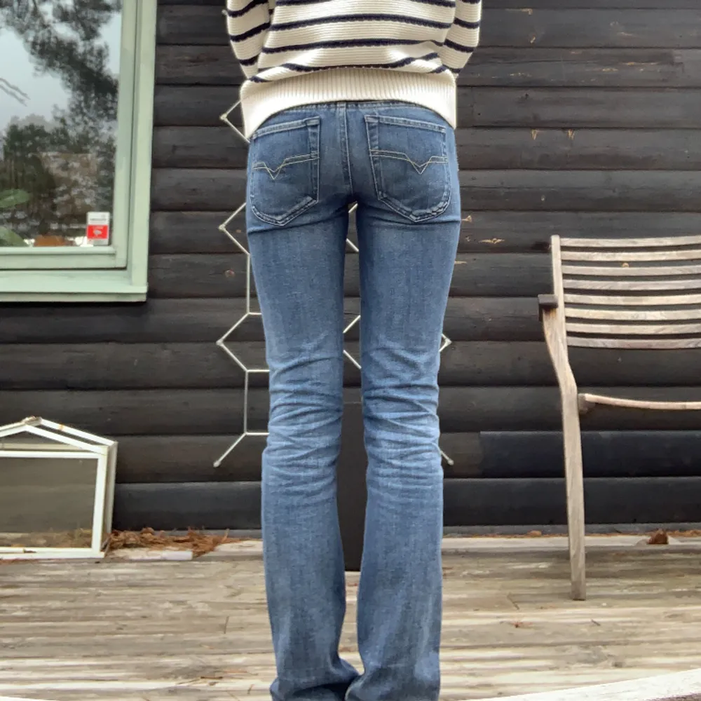 Säljer mina lågmidjade jeans från Diesel! Jättebra skick😍  Jag är 163 och de är lite långa på mig!. Jeans & Byxor.