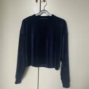 Cool mörkblå tröja i jättemysigt material (jag tror det är velour)🤩 Från ISTAY och i väldigt fint skick❤️‍🔥